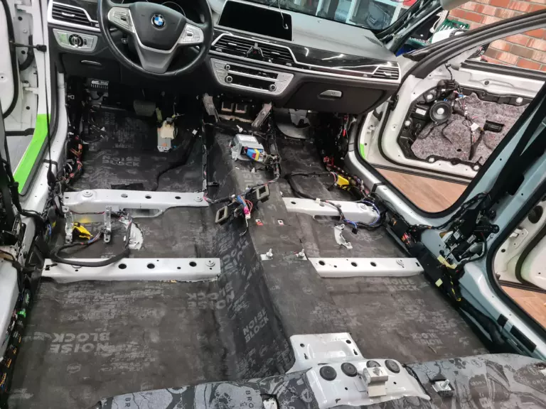 Шумоизоляция пола BMW 730-3