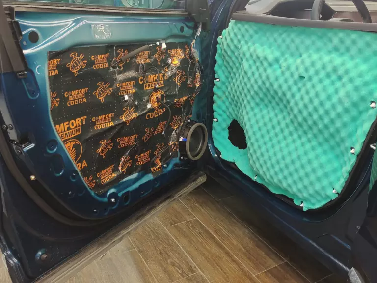 Geely Monjaro двер3