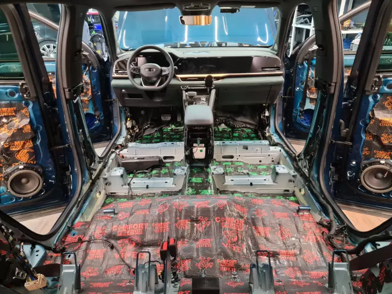 Geely Monjaro пол 1