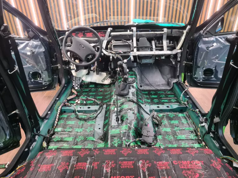 Шумоизоляция пола LADA Niva Travel-2