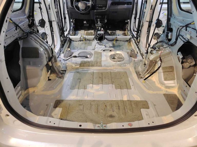 Шумоизоляция пола Mitsubishi Outlander 2022г-1