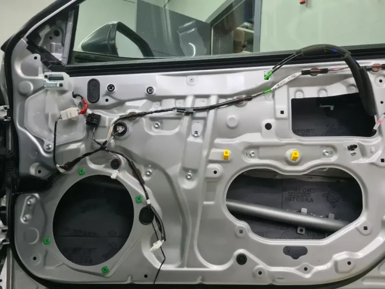Шумоизоляция двери Toyota Camry-3
