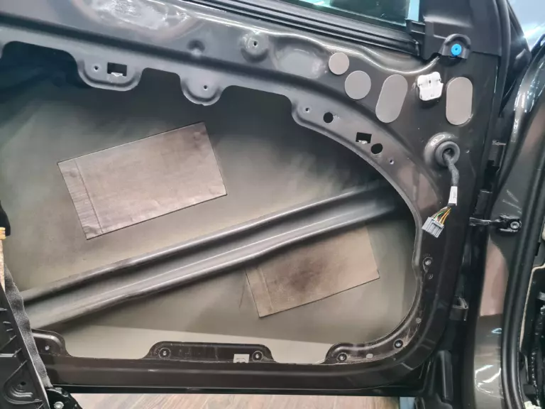 Шумоизоляция дверей Volvo V60-1