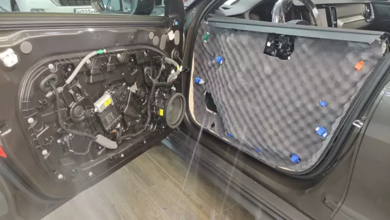 Шумоизоляция дверей Volvo V60-4