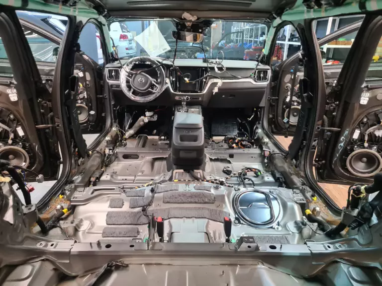Шумоизоляция пола Volvo V60-1