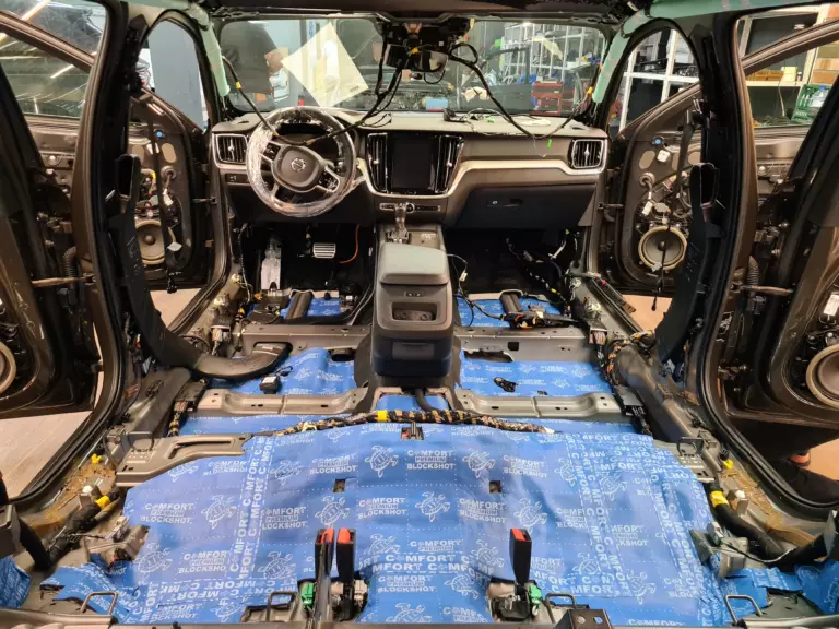 Шумоизоляция пола Volvo V60-3