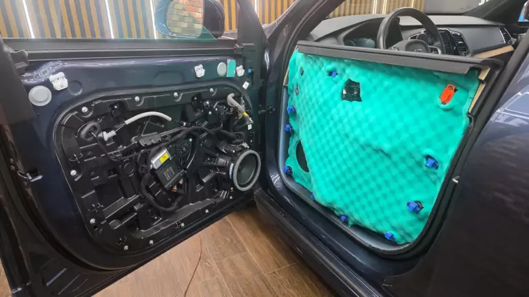 Шумоизоляция дверей Volvo xc90-4