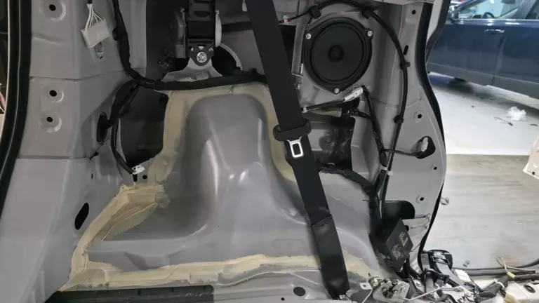 Шумоизоляции багажника Toyota Roomy-2