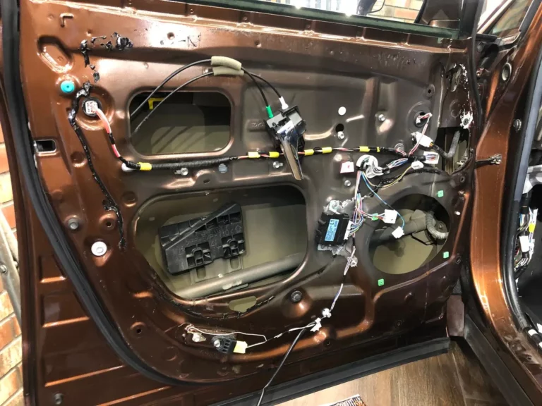 ШумоизоляцШумоизоляция двери 1 Toyota Venza ия Toyota Venza двер 1