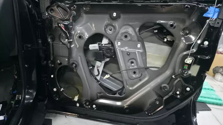 Шумоизоляция дверей Cadillac XT5-1