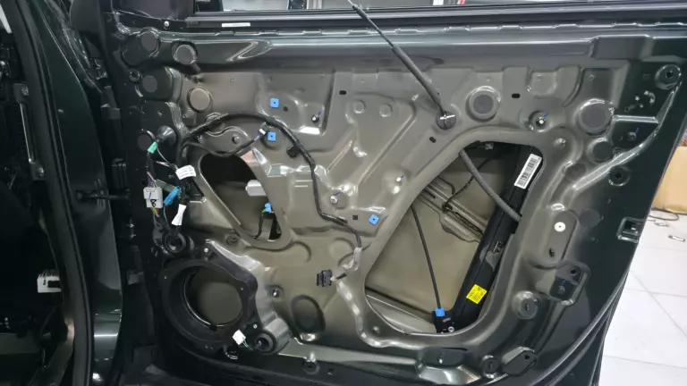 Шумоизоляция дверей Geely Atlas-1