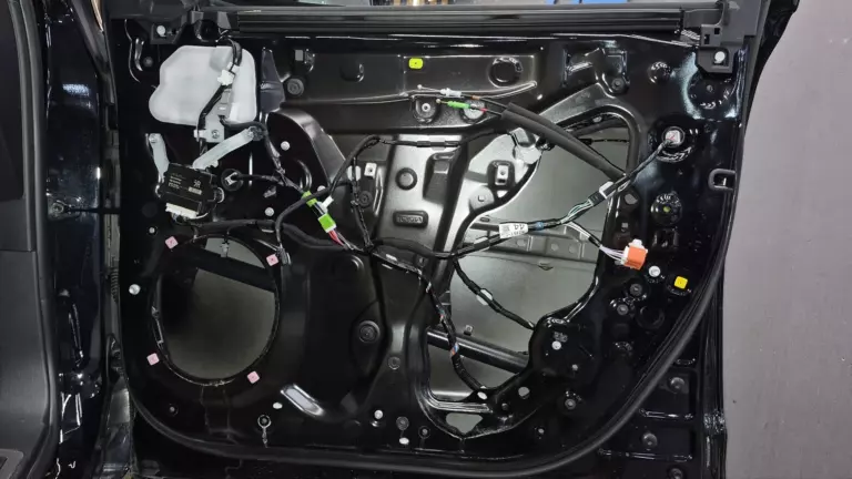 Шумоизоляция двери Toyota Land Cruiser 300